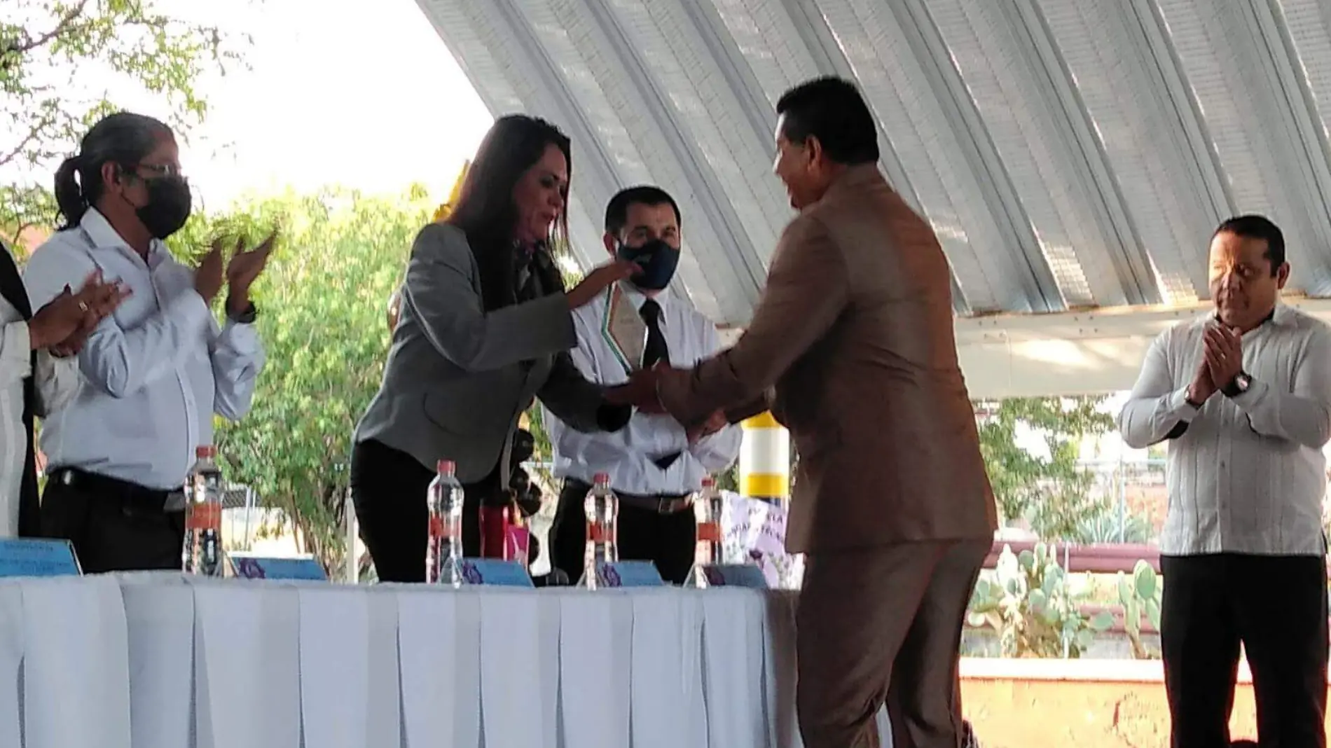 FOTO PRINCIPAL SJR REcibiendo su reconocimiento